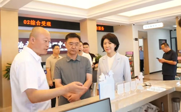 龐君調研區社會治安綜合治理中心工作